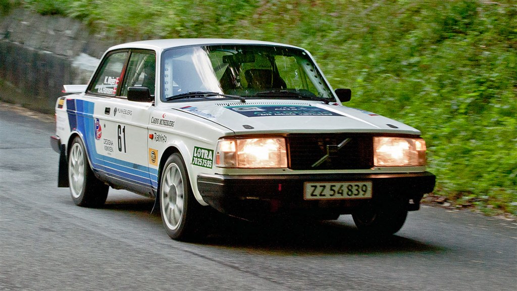 Kurt Mejer holder sig ikke tilbage, når der skal gives gas op ad Munkebjerg-bakken
(Foto: rallypics.dk / Viggo Johansen (arkivfoto fra tidligere Munkebjerg Hillclimb))